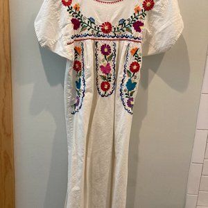 Embroidered cotton Mexican house dress - White with flowers
